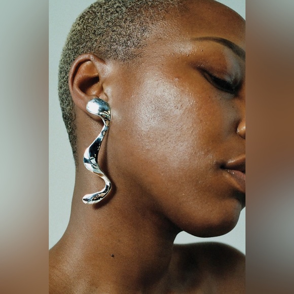 FARIS Viva Drop Earrings in Silver 265$ - Picture 2 of 4